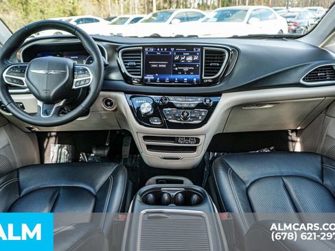 Used 2024 Chrysler Pacifica Touring-L FWD image 27