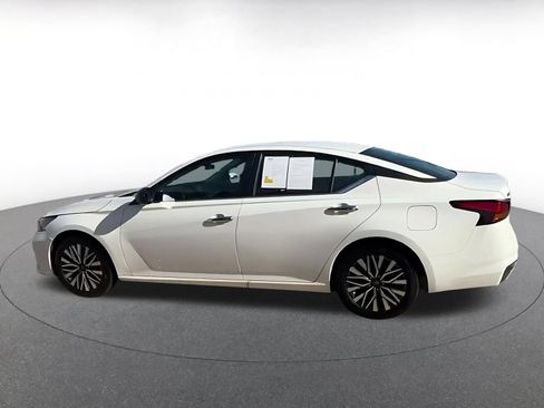 Used 2025 Nissan Altima 2.5 SV FWD image 9