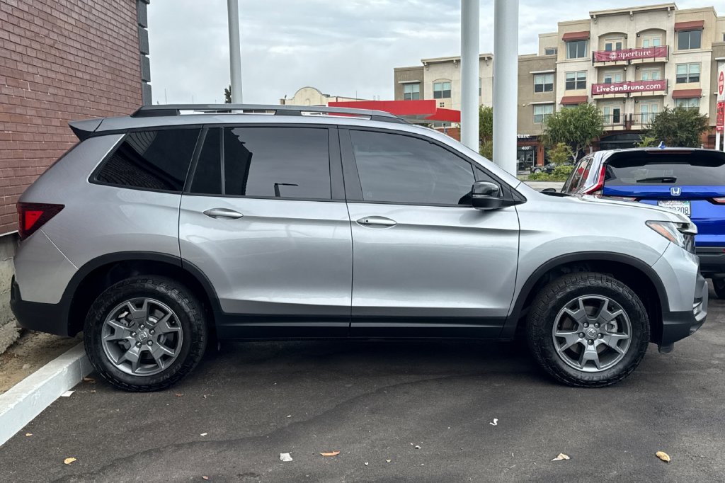 Used 2025 Honda Passport TrailSport image 3