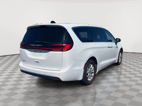 Used 2023 Chrysler Pacifica Touring-L FWD image 5