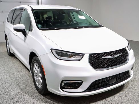 Used 2023 Chrysler Pacifica Touring-L image 5