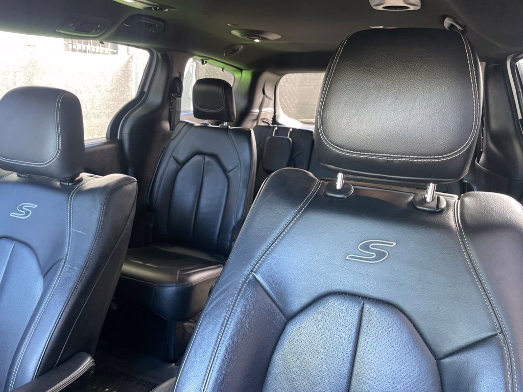 Used 2019 Chrysler Pacifica Touring-L Plus w/ S Appearance Package FWD image 9