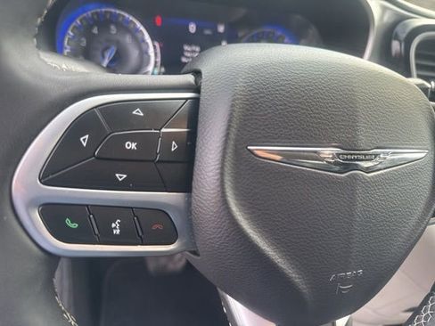 Used 2023 Chrysler Pacifica Touring-L FWD image 14