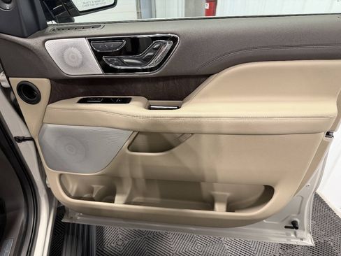 Used 2022 Lincoln Navigator L Reserve AWD/4WD image 12