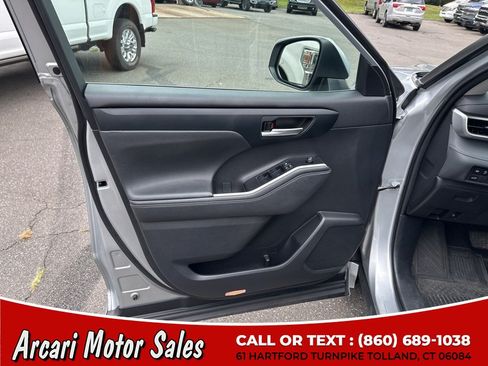Used 2023 Toyota Highlander XLE AWD/4WD image 14