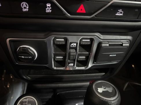 Used 2023 Jeep Wrangler Unlimited Sahara w/ LED Lighting Group AWD/4WD image 23