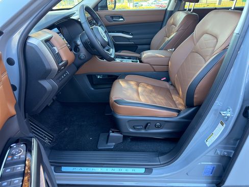 New 2025 Nissan Pathfinder Platinum image 16
