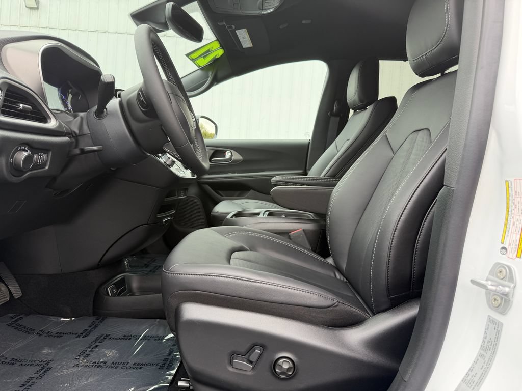 New 2027 Chrysler Pacifica Select AWD/4WD image 18