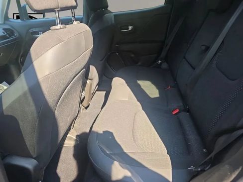 Used 2018 Jeep Renegade Altitude w/ UConnect 8.4 Nav Group AWD/4WD image 10