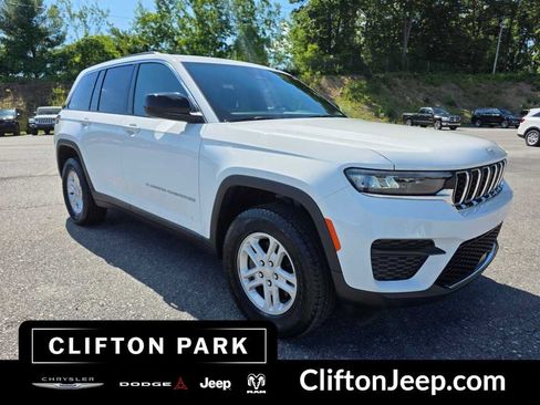 Used 2024 Jeep Grand Cherokee Laredo AWD/4WD image 3