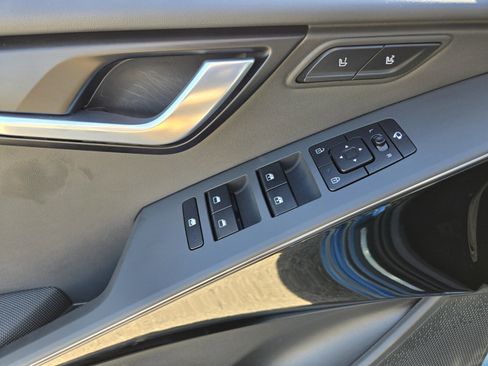 Used 2024 Kia Niro SX Touring image 18