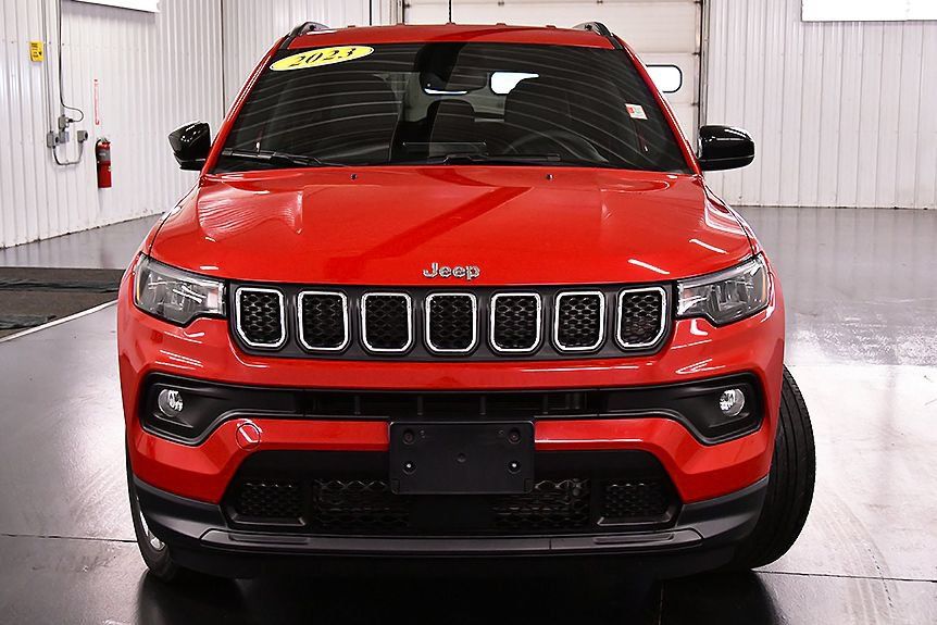 Used 2023 Jeep Compass Latitude AWD/4WD image 2