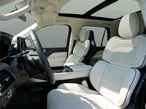 Used 2024 Lincoln Navigator Black Label image 12