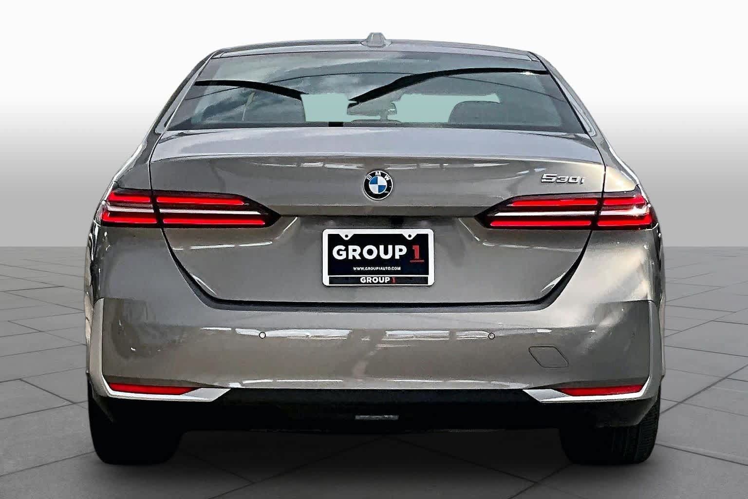 Used 2025 BMW 530i w/ Premium Package RWD image 5