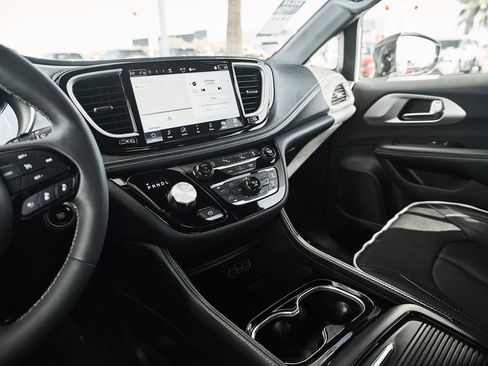 Used 2025 Chrysler Pacifica Limited image 31