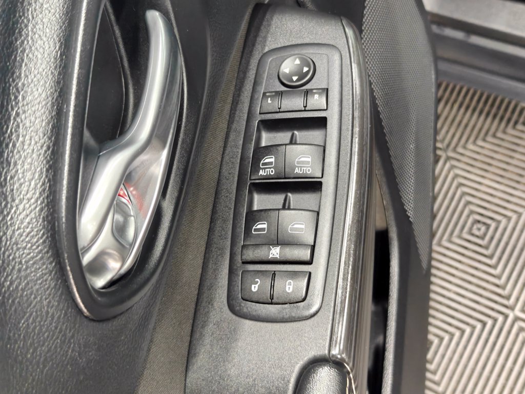 Used 2017 Jeep Cherokee Latitude w/ Cold Weather Group AWD/4WD image 46