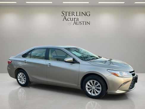 Used 2016 Toyota Camry LE image 3