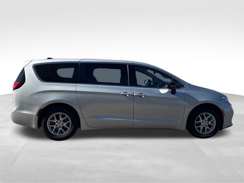 Used 2024 Chrysler Pacifica Touring-L FWD image 13