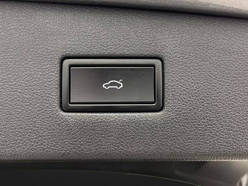 Used 2018 Volkswagen Tiguan SEL image 32