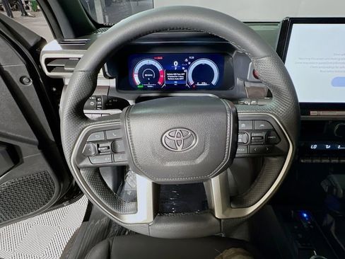 Certified 2025 Toyota Tacoma TRD Off-Road AWD/4WD image 11
