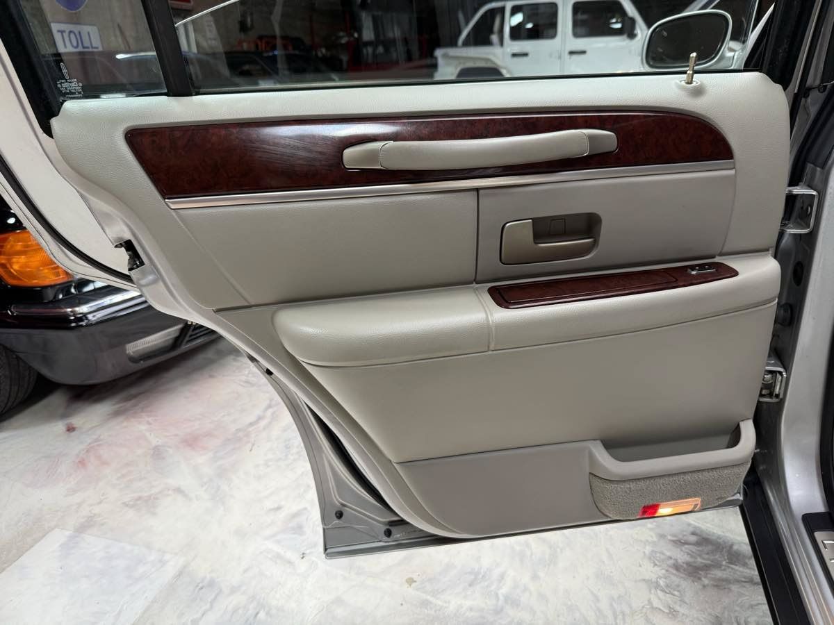 Used 2003 Lincoln Town Car Executive RWD image 27