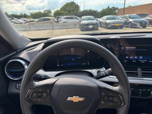 Used 2025 Chevrolet Trax LT FWD image 33
