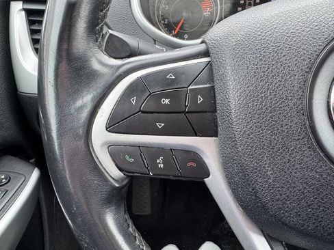 Used 2018 Jeep Cherokee Latitude Plus w/ Comfort/Convenience Group image 12