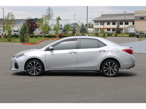 Used 2018 Toyota Corolla SE FWD image 2