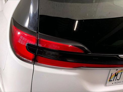 Used 2022 Chrysler Pacifica Touring-L image 28