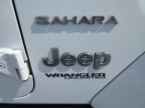 Used 2018 Jeep Wrangler Unlimited Sahara AWD/4WD image 10