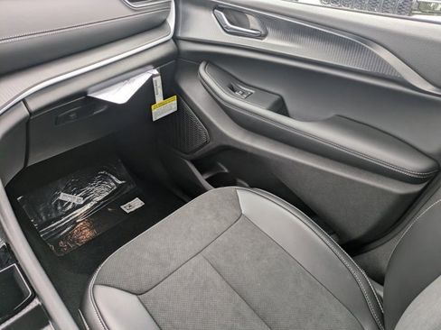 New 2025 Jeep Grand Cherokee Altitude image 15