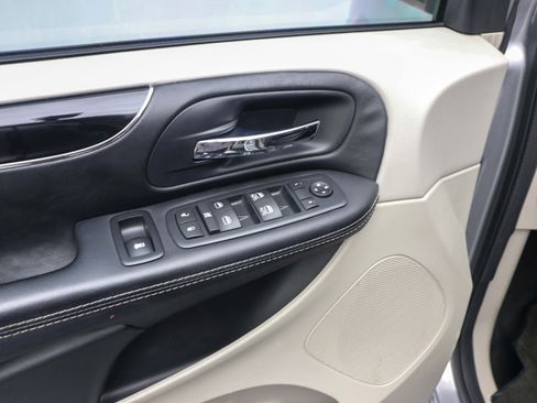 Used 2016 Dodge Grand Caravan SXT FWD image 23