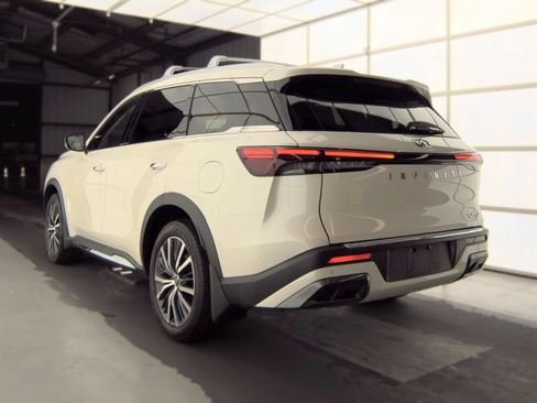 Used 2023 INFINITI QX60 Sensory w/ Vision Package FWD image 2