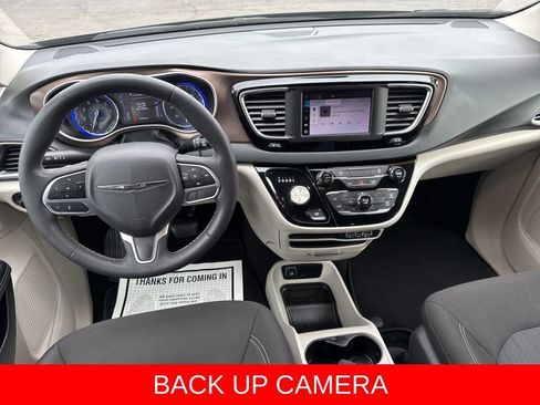 Used 2023 Chrysler Voyager LX image 4