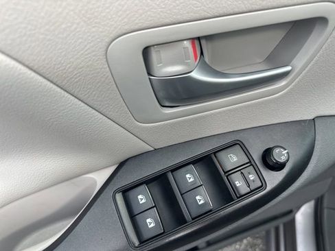 Used 2017 Toyota Sienna LE image 25