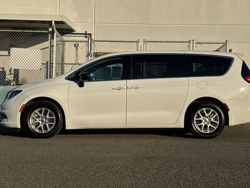 Used 2024 Chrysler Voyager LX image 7