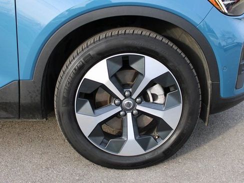 Used 2025 Volvo XC40 B5 Plus image 40