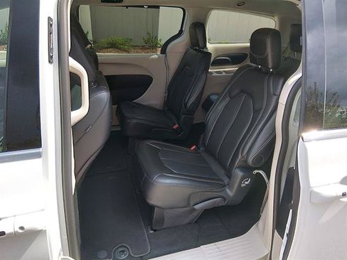 Used 2024 Chrysler Pacifica Touring-L FWD image 11