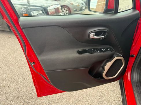 Used 2015 Jeep Renegade Latitude FWD image 10
