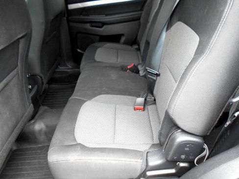 Used 2017 Ford Explorer XLT w/ Equipment Group 201A AWD/4WD image 18