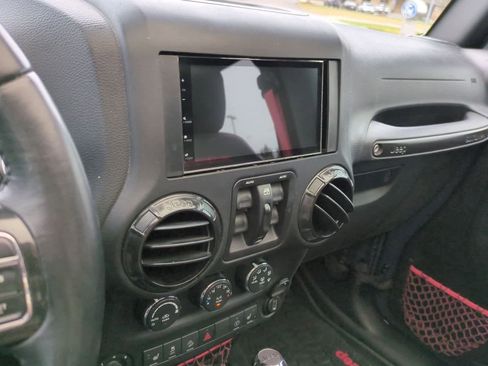 Used 2018 Jeep Wrangler Unlimited Rubicon w/ Connectivity Group image 27