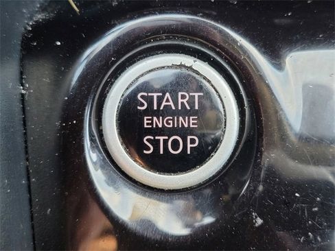 Used 2020 Nissan Versa SR w/ Convenience Package image 24