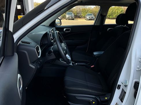 Used 2025 Hyundai Venue SEL image 10