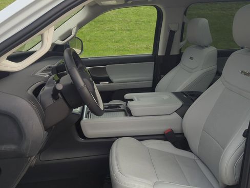 Used 2025 Ford Expedition Platinum image 12