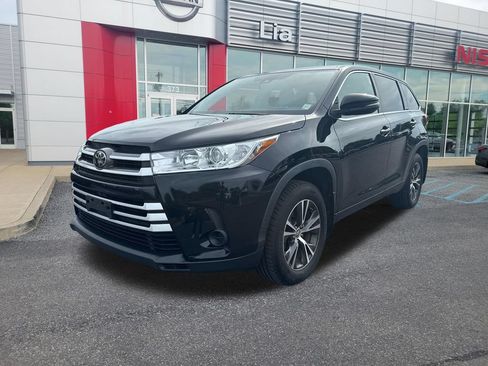 Used 2019 Toyota Highlander LE AWD/4WD image 4