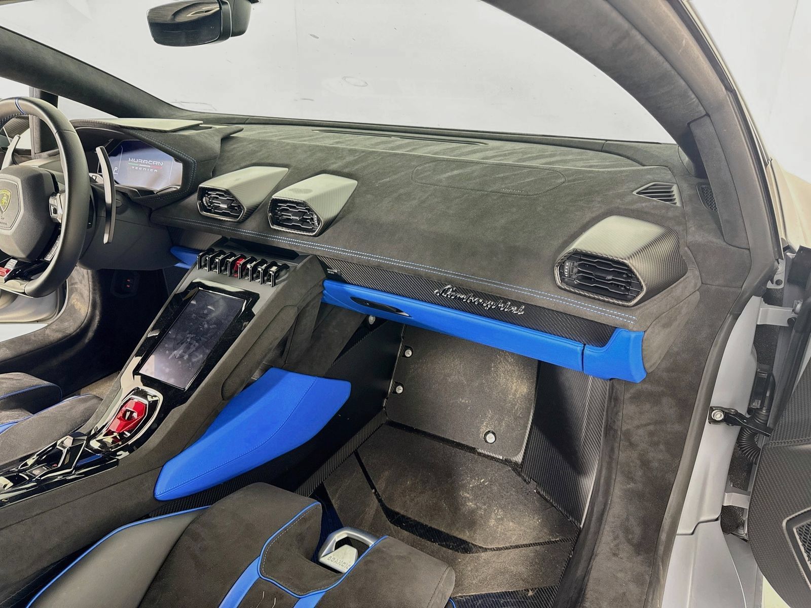 Used 2023 Lamborghini Huracan Tecnica RWD image 9
