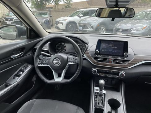 Used 2025 Nissan Altima 2.5 SV FWD image 34