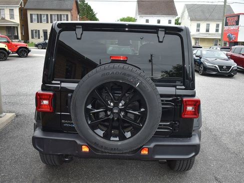 Used 2025 Jeep Wrangler Unlimited Sahara AWD/4WD image 5