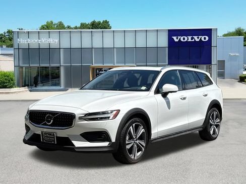 Used 2025 Volvo V60 B5 Cross Country Plus AWD/4WD image 2