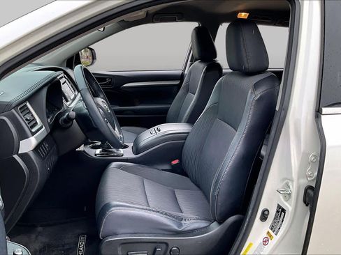 Used 2015 Toyota Highlander Plus FWD image 8
